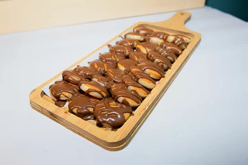 Sierkussen Closeup of tasty pancakes with Nutella on a wooden board © Mohammed Alanazi/Wirestock Creators