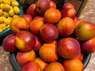 
There are over 10 different varieties of peaches in Central Asia. This variety is very well known and tastes very fine.