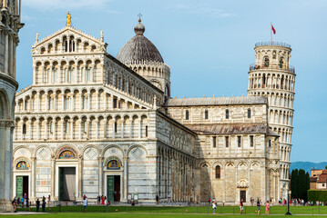 Obraz premium Tourists visiting Pisa´s cathedral and leaning tower in miracles square