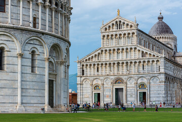 Fototapeta premium Tourists in front of Pisa´s cathedral in miracles square