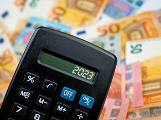 Taschenrechner mit der Anzeige 2023 im Display