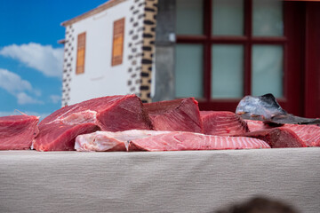 Die Kunst des “Ronqueo” hier wird ein 100 Kilogramm schwerer Thunfisch zerlegt. Puerto de la...