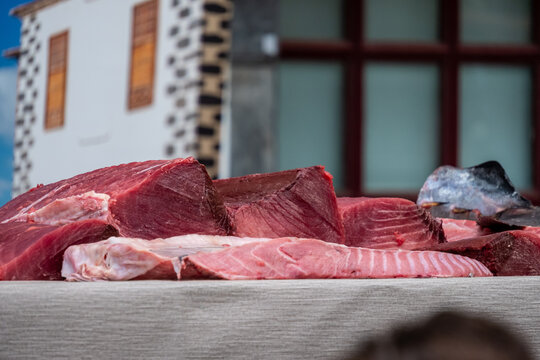 Die Kunst des &ldquo;Ronqueo&rdquo; hier wird ein 100 Kilogramm schwerer Thunfisch zerlegt. Puerto de la Cruz, Teneriffa, eine &ouml;ffentliche Veranstaltung am Hafen. 