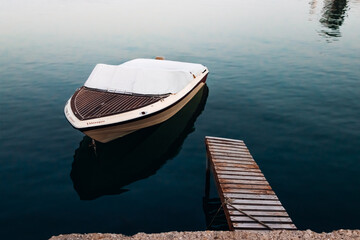 Motorówka łódka zacumowana o zmierzchu przy brzegu w Grecji - Korfu  - obrazy, fototapety, plakaty