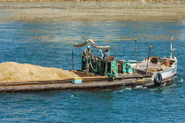 Fototapeta premium embarcaciones que transportan arena en el río Nilo