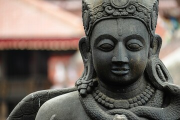 Close-up shot van het hindoeïstische godheid Garuda standbeeld in Durbar Square Kathmandu, Nepal