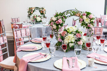 Mesa con arreglos de matrimonio, arreglos para la cena y copas de vino