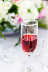 Copa de vino con arreglos de matrimonio