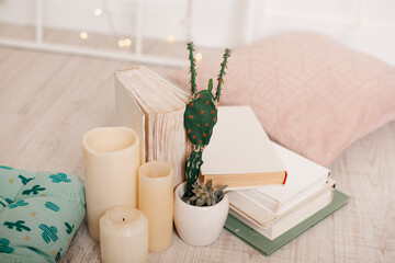 
Künstlicher Kaktus in einem Topf