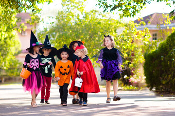 Obraz premium Kids trick or treat. Halloween fun for children.