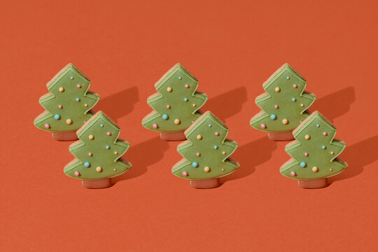 gingerbread Christmas-trees on red