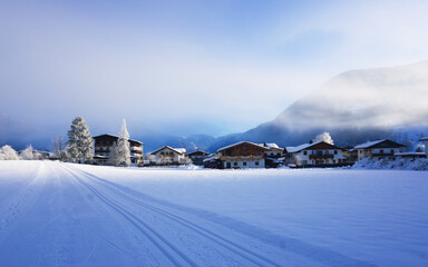 Langlauf-Loipe früh morgens, St. Johann in Tirol, Österreich