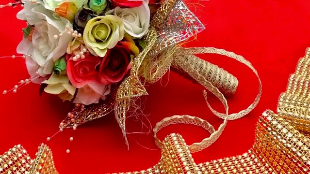 Magnifique splendide bouquet forme ronde de fleurs de roses brillantes pour la c&eacute;l&eacute;bration de l'anniversaire f&ecirc;te de la saint-valentin anniversaire fian&ccedil;ailles mariage sur fond rouge horizontal