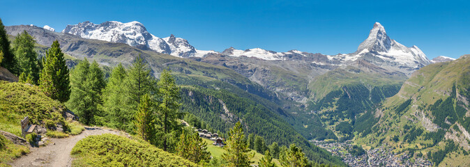 Het panorama van de Zwitserse Walliser Alpen met de Matterhorn en Breithorn-pieken over de Zermatt in de Mattertal-vallei.