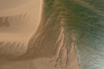 Obraz premium low tide, sandy beach, shallow water