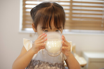 牛乳を飲む女の子