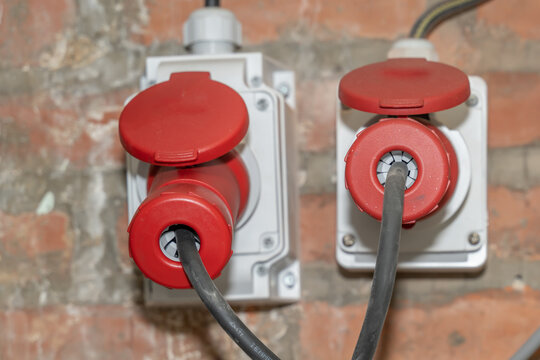 Prises &eacute;lectriques industrielles 380v pour grosses machines d'usines triphas&eacute;