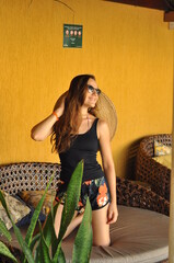 mulher linda de férias fundo amarelo 