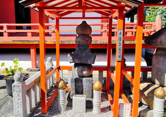 京都、六波羅蜜寺の平清盛公乃塚 - obrazy, fototapety, plakaty