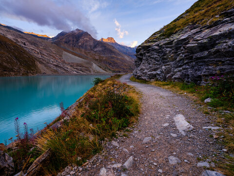 Hiking trail at Mattmark barrage lake