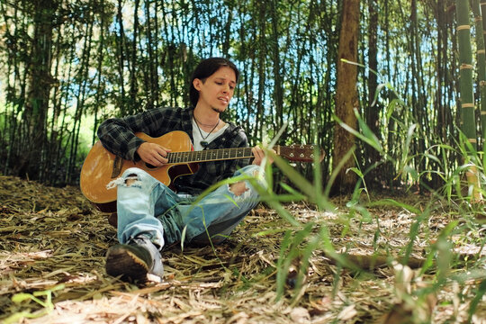 Interpreter playing an acoustic guitar