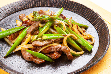 家庭料理　牛肉とアスパラ、タマネギのカレーオイスター炒め　日本
