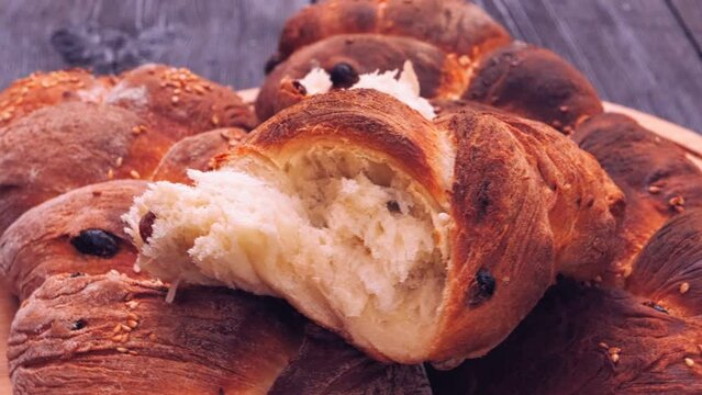 Freshly baked fried challah with raisins rotate in a circle. Medium plan