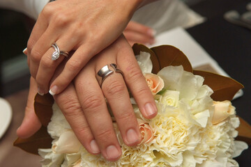 Obraz na płótnie Canvas Bride & Groom wearing wedding rings