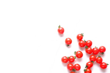 太陽の光を浴びて輝く、たくさんのミニトマト