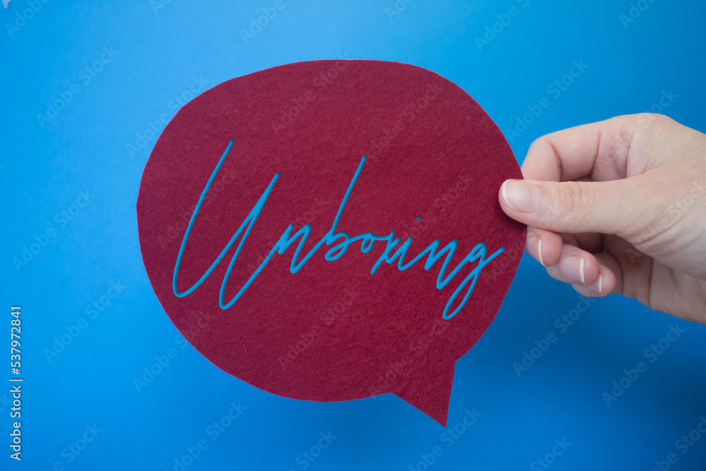 Poster speech bubble in front of colored background with unboxing text.
