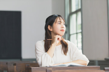 頬杖をつく学生　student