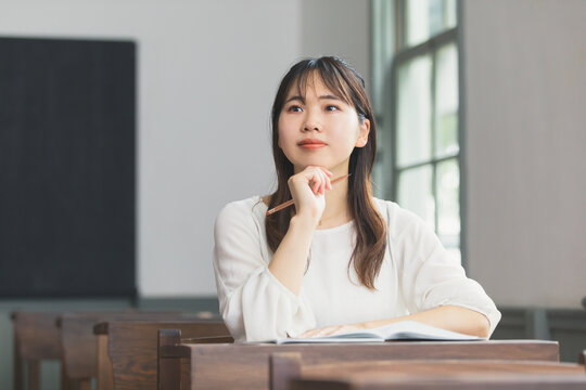 頬杖をつく学生　student