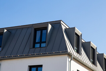 Modernes Wohnhaus mit schönem Metallbach