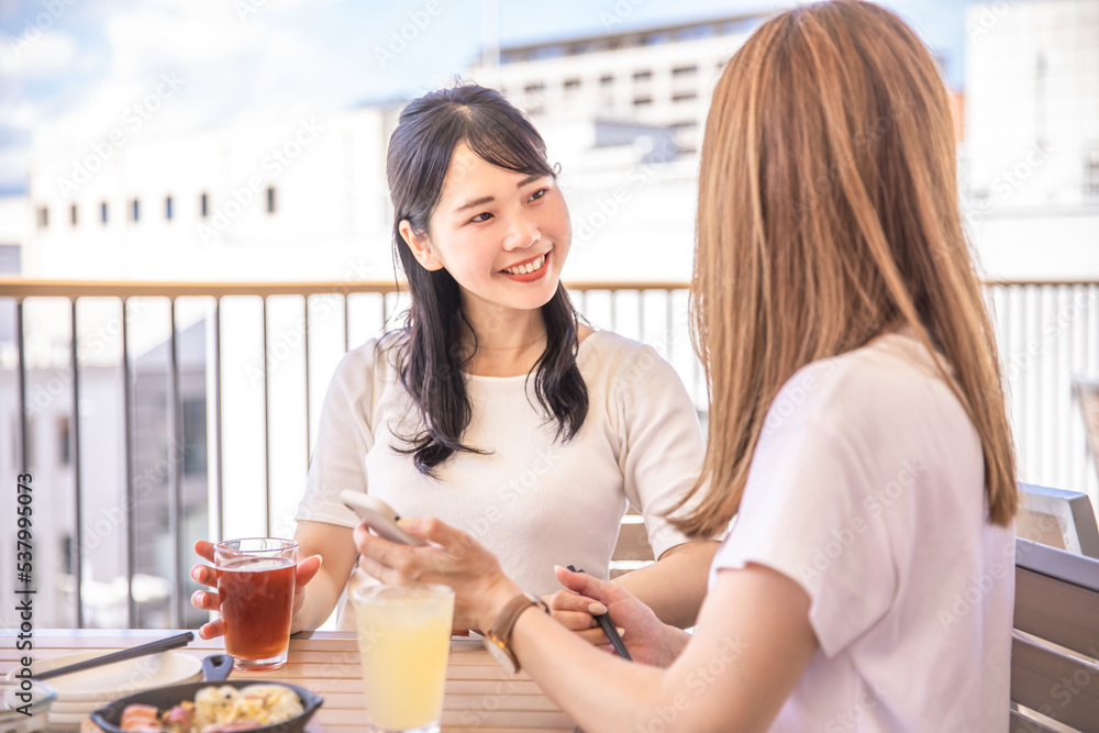 Wall mural テラス席で食事を楽しむ女性　Woman