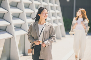 街を散策する女性　woman	