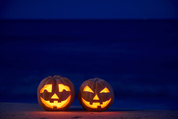 Halloween pumpkins jack p lantern on the sea beach at night in the bright moonlight - obrazy, fototapety, plakaty