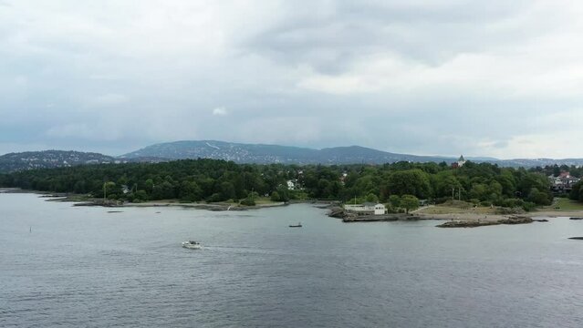 manoir sur les bords du lac M&auml;lar (M&auml;laren) en Su&egrave;de
