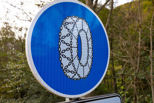 Se&ntilde;al de uso de cadenas con nieve o hielo