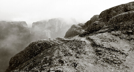 Sandstein-Felsen von Meteora im Nebel, Griechenland // Sandstone rocks of Meteora in the fog, Greece - obrazy, fototapety, plakaty