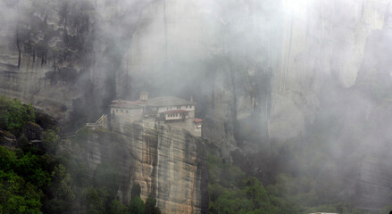 Kloster von Rousanou im Nebel, Meteora, Griechenland // Monastery of Rousanou in the fog, Meteora,...