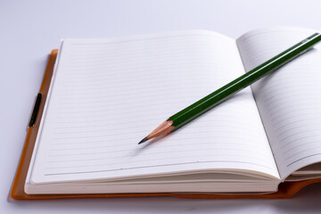 開いたノートと鉛筆