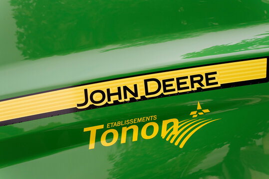 Marque John Deere sur un tracteur avec le nom du concessionnaire en Lot-et-Garonne, France