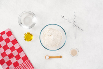 Recette pâte à pizza fait maison. Photographie culinaire. Stylisme alimentaire. Préparation des ingrédients. Recette facile. Livre de recettes. Alimentation saine et durable. 