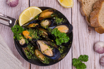 Mussels with green sauce