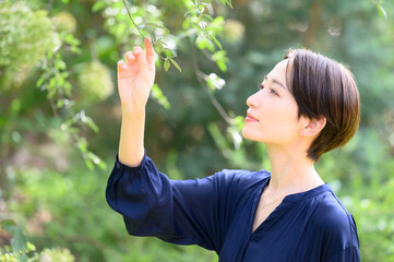 メインビジュアルにも！春夏イメージ 旅行などで季節を楽しむ人