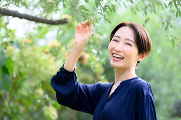 Obraz premium Spring and summer image People who enjoy the seasons by traveling, etc.