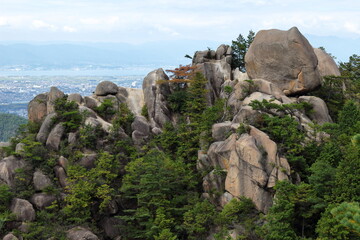 天狗岩周辺の岩場　背景琵琶湖