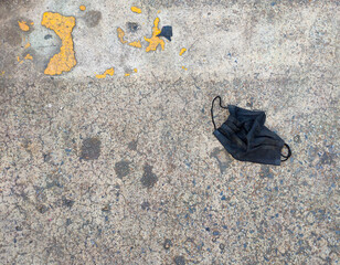 The used mask is placed on the ground.