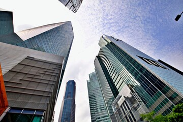 blick von unten auf hohe gebäude, 