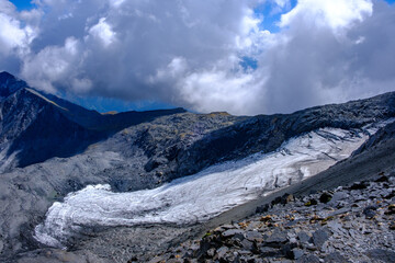 Ghiacciaio di Casatscha tra il Pizzo del Corvo e il Piz Scopì, Alta Valle di Blenio, Canton...